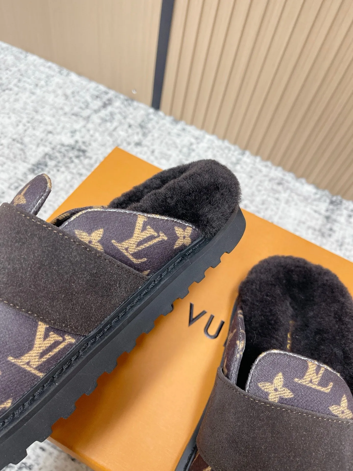 [L Home] P: 500💰 Size: 35-46 (female 40.41, male 45 46 custom-made) Top version Louis vuitton Lv top version LV couple's wool slippers New couple's Birkenstock slippers Cute and loveable, the foot feel is not too good Simple and high-end Sling-hee design Ready to wear and go Good news for lazy people Upper imported cowhide/imported old floral cloth Original hardware buckle, original molded high-density foam outsole Fabric: Yangjing/classic jacquard fabric Lining: imported wool lining Sole: original foam combination sole
